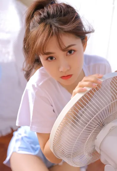 看起来白净简洁的马尾辫发型白衣短裤美少女写真图片