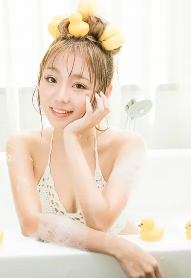 丸子头美女和小黄鸭开心泡泡浴