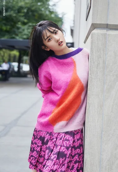宋祖儿时尚拼色衫街头写真美图，青春少女元气满满