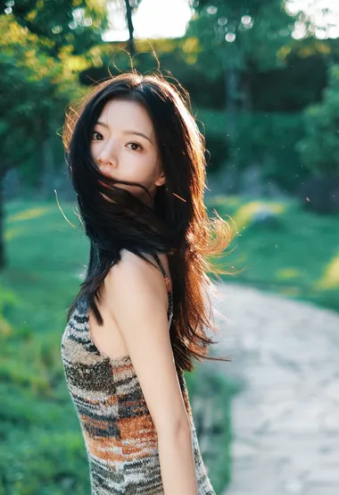 美女任敏清新养眼露肩连衣裙公园写真美照