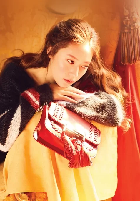 沙发上的长发美女手机图片