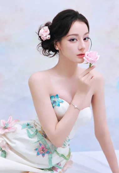 迪丽热巴手执画笔勾勒浪漫粉色蔷薇，搭配低胸花朵长裙明媚气质写真图片