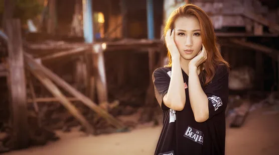 木房边上的长发女生唯美摄影壁纸图片-iPhone17-1