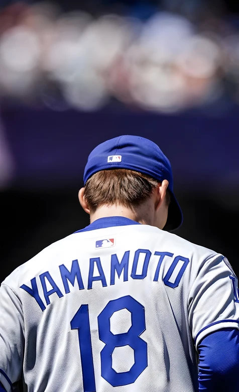 YAMAMOTO山本·18号棒球球衣 写实MLB运动员手机壁纸 体育-iPhone17-1