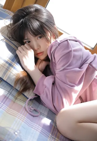 紫色的卫衣和少女很搭哦！清新元气美少女沙发写真照