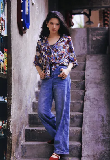 张婧仪大花衣裳牛仔裤复古时尚古街小巷美拍写真图片