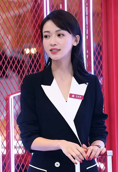 吴谨言西装短裙套装现身活动写真图片