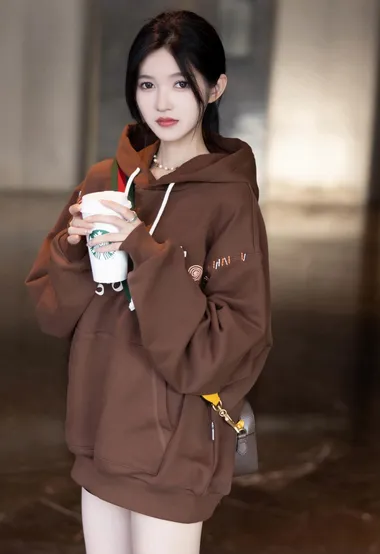 高挑苗条的极品美女小姐姐程程程卫衣短裤丝袜穿搭街拍写真套图
