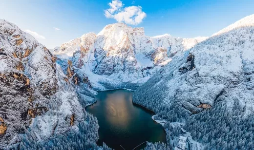 雪山，湖泊，天空，高海拔，唯美雪山景色壁纸图片