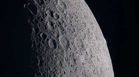 月球表面·写实宇宙风·高清天文环形山电脑壁纸精选-iPhone17-1