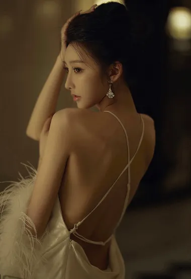 高挑，性感，气质，美女嫩模超美吊带露背装超美写真图片