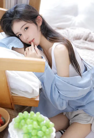 高颜值，又纯又欲MM，发型乱又美的居家美少女白背心短裤白袜穿搭私密写