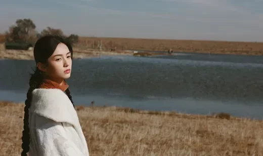 周也，荒草，冷冬，周也户外湖边写真壁纸图片