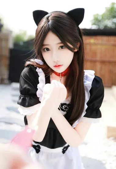 漂亮可爱又乖巧的美女模特儿黑色女仆装丝袜美腿主人家庭院写真美图