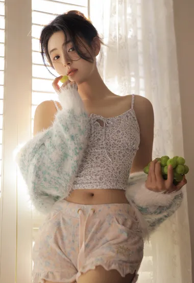 艺术系美女，一边吃着葡萄一边画画的漂亮女生小碎花吊带背心短裤穿搭高清