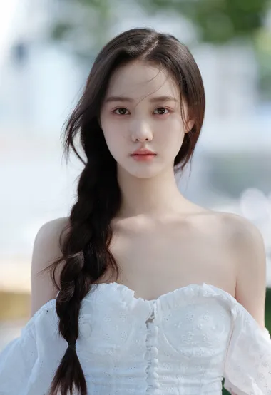 美女李瑜白色露肩连衣裙温婉甜美写真，感受春天到夏天之间的温暖