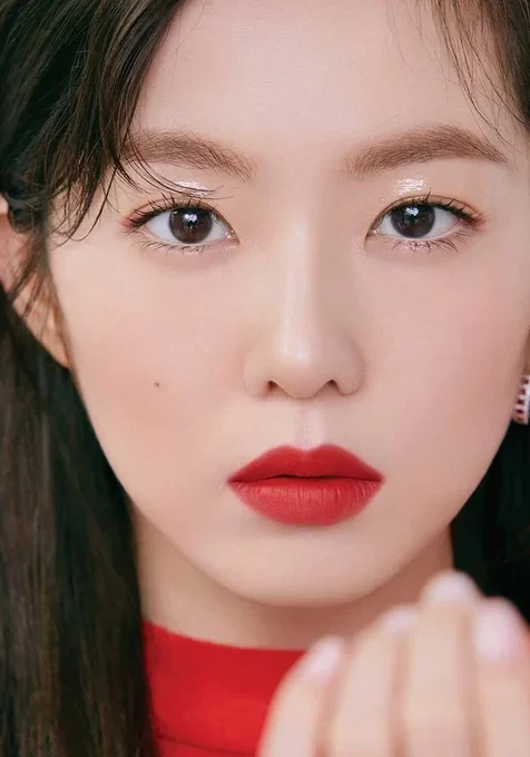 长发红唇的清纯韩国美女高清手机壁纸