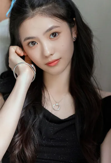 刘浩存清纯靓丽黑色连衣裙穿着重返校园回忆写真图片