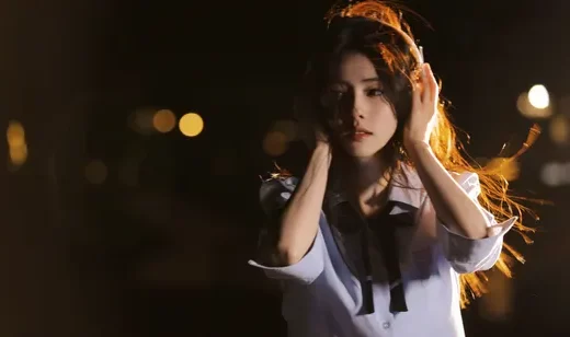 风吹乱了头发，白鹿午夜街头美拍写真壁纸图片