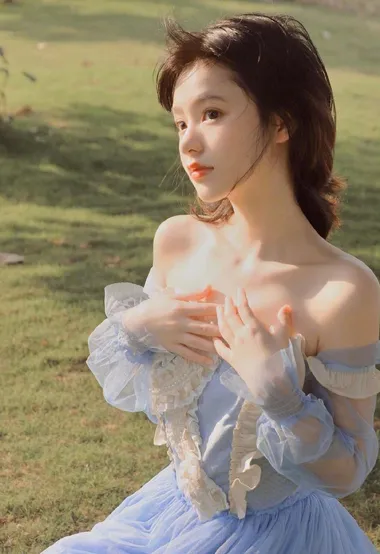 干净气质的大眼睛美丽女孩，一看就让人心动的清纯少女唯美写真图集