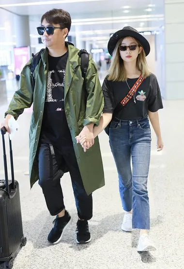 黄磊一家出行，多多染发气质变，妹妹颜值精致不输姐