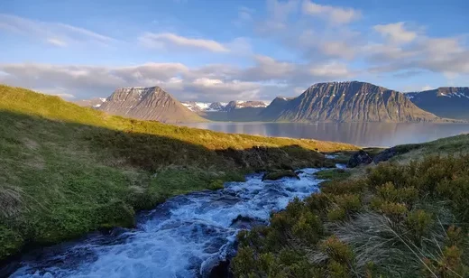 雪山，湖泊，河流，山坡，草地，景色壁纸图片