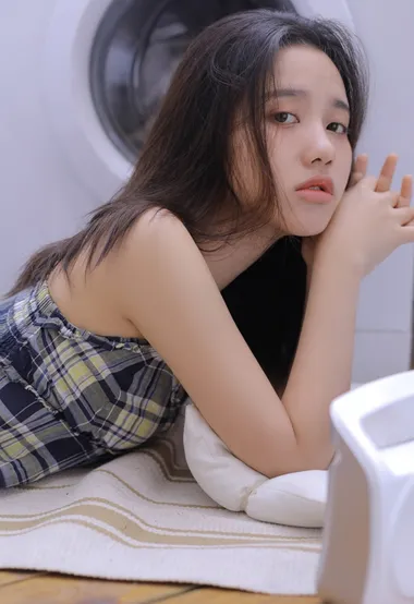 正在洗衣服的吊带格子裙粉嫩少女私密写真图片