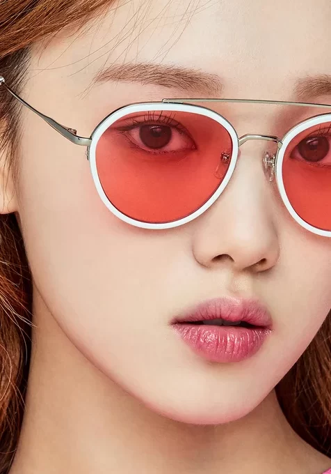 戴红色时尚墨镜的亚洲美女人像摄影手机壁纸