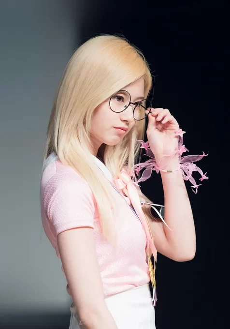 黄头发大眼镜美女手机背景图片