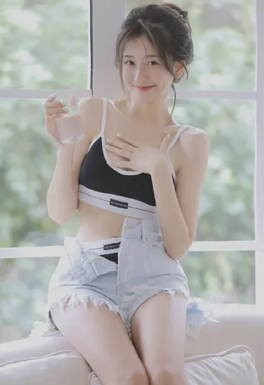 你笑起来真好看，气质可人甜美酒窝人像穿搭牛仔裤穿着氛围写真照