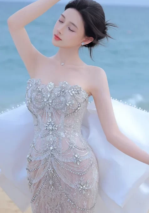 碧海蓝天，优雅邂逅！闭眸享受海风的抹胸裙美女写真手机壁纸图片