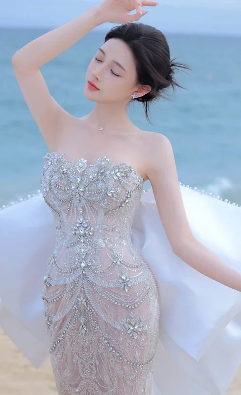 碧海蓝天，优雅邂逅！闭眸享受海风的抹胸裙美女写真手机壁纸图片-iPhone17-1