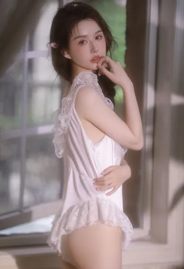 眼神迷人的高颜值美女白色蕾丝连体衣性感美背写真图片