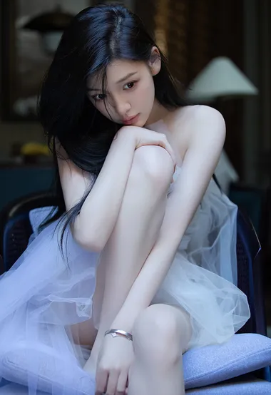 倩影如画，优雅，嫣然，娴静的抹胸轻纱白裙人像超高清写真套图大图-iPhone17-1