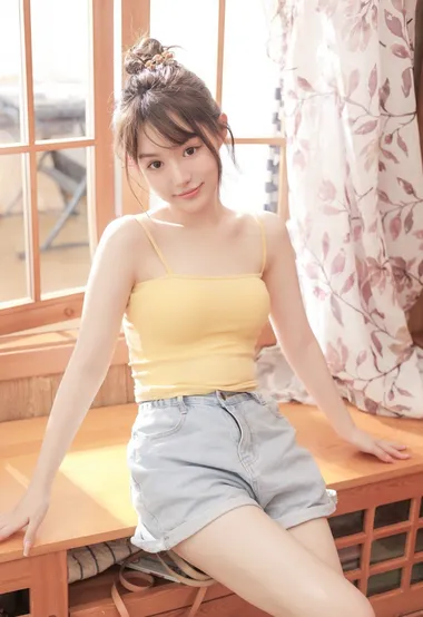 盛夏美少女写真，吊带背心牛仔短裤美少女居家可爱写真