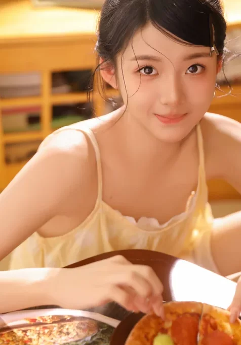 吃披萨的漂亮少女，大眼睛，笑容迷人，吊带裙，高颜值少女温馨私房写真手
