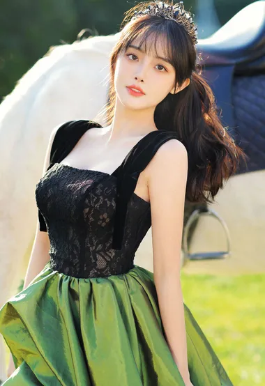 骑白马的清新美女 朱容君户外骑白马写真美照
