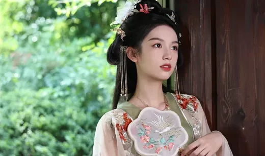 美女周也一袭古装丝绸织花长裙，手拿小扇，化身闺中大小姐，恬静优雅写真