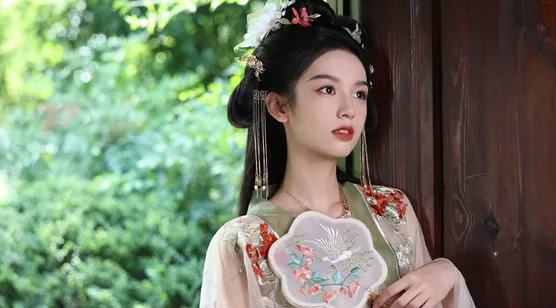 美女周也一袭古装丝绸织花长裙，手拿小扇，化身闺中大小姐，恬静优雅写真-iPhone17-1