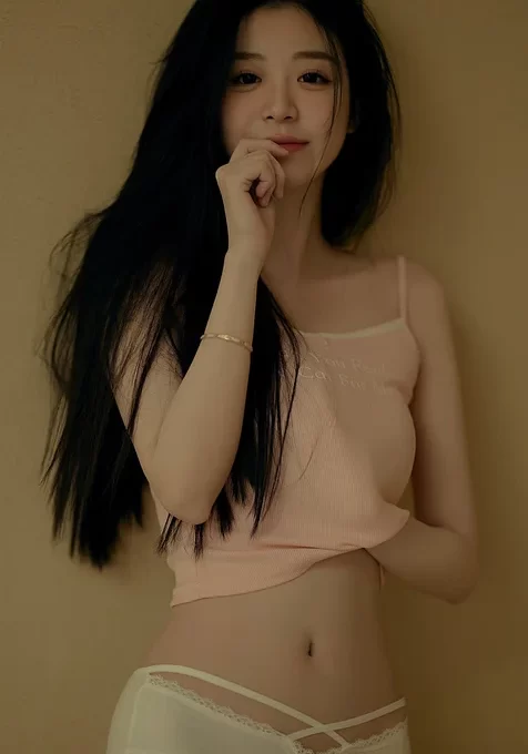 微微的笑，青春可人，把手伸进自己小背心的漂亮女生靠墙站立写真手机壁纸