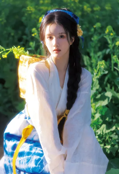 刘些宁身着白色襦衫，下裙蓝白扎染古典汉服穿搭田园风清新雅致户外油菜花