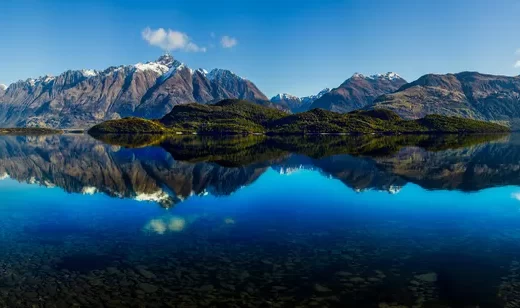 雪山湖泊倒影自然风景壁纸 澄澈湖水礁石