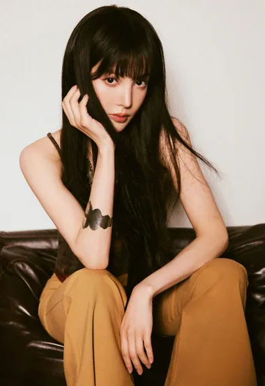 齐刘海长发女神金晨时尚紧身衣喇叭裤个性高清写真图片