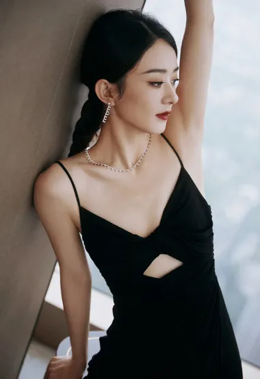 美女演员赵丽颖性感低胸吊带黑色连衣裙高清写真图片