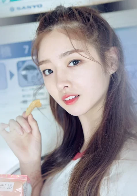 拿着零食的长发可爱女生