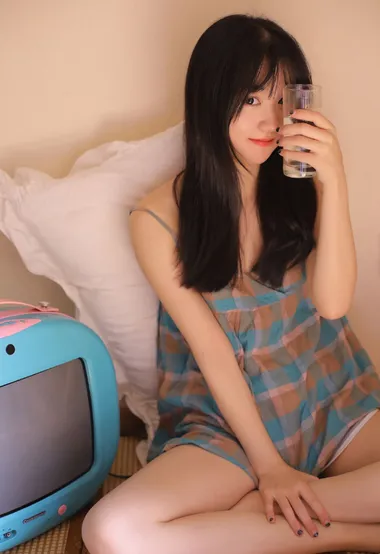 温柔女孩的居家写真，穿格纹吊带睡衣短裤套装的可爱女生私房写真套图