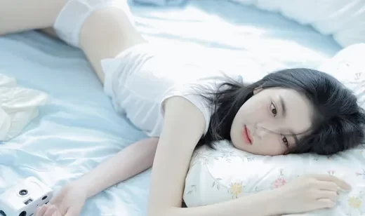 邻家少女，趴在枕头上的白衣内衣美少女私房写真壁纸