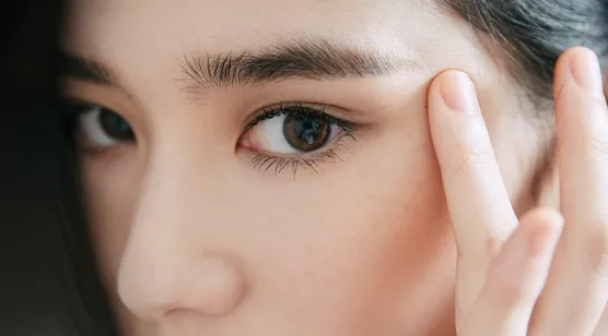 高颜值美女人像近照高清摄影电脑壁纸，有眼尾纹吗？-iPhone17-1