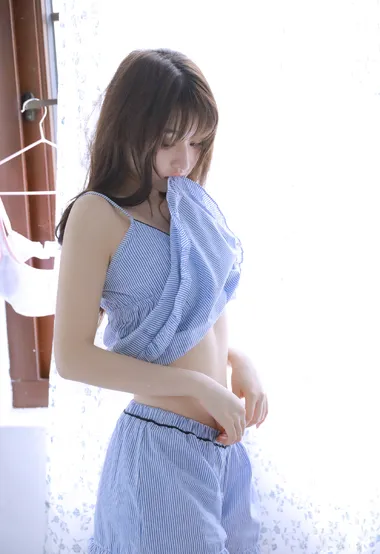 腰身纤细，美丽动人，大眼睛少女睡衣短裙好看私房写真