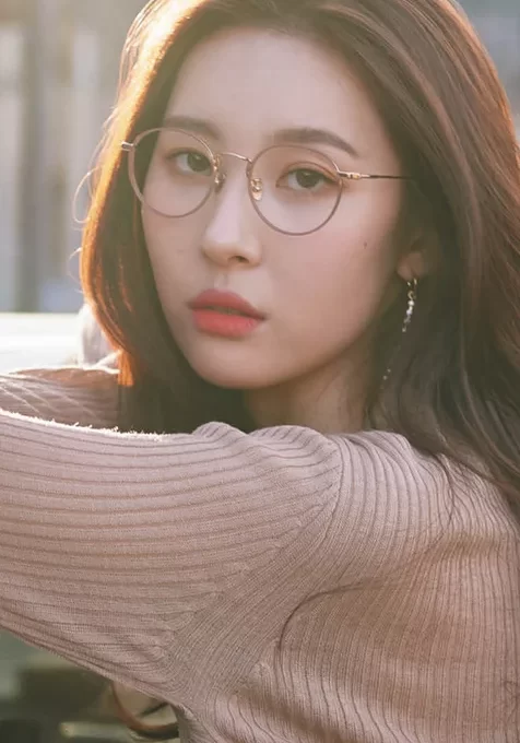 长发戴眼镜的亚洲清纯女生高清手机壁纸